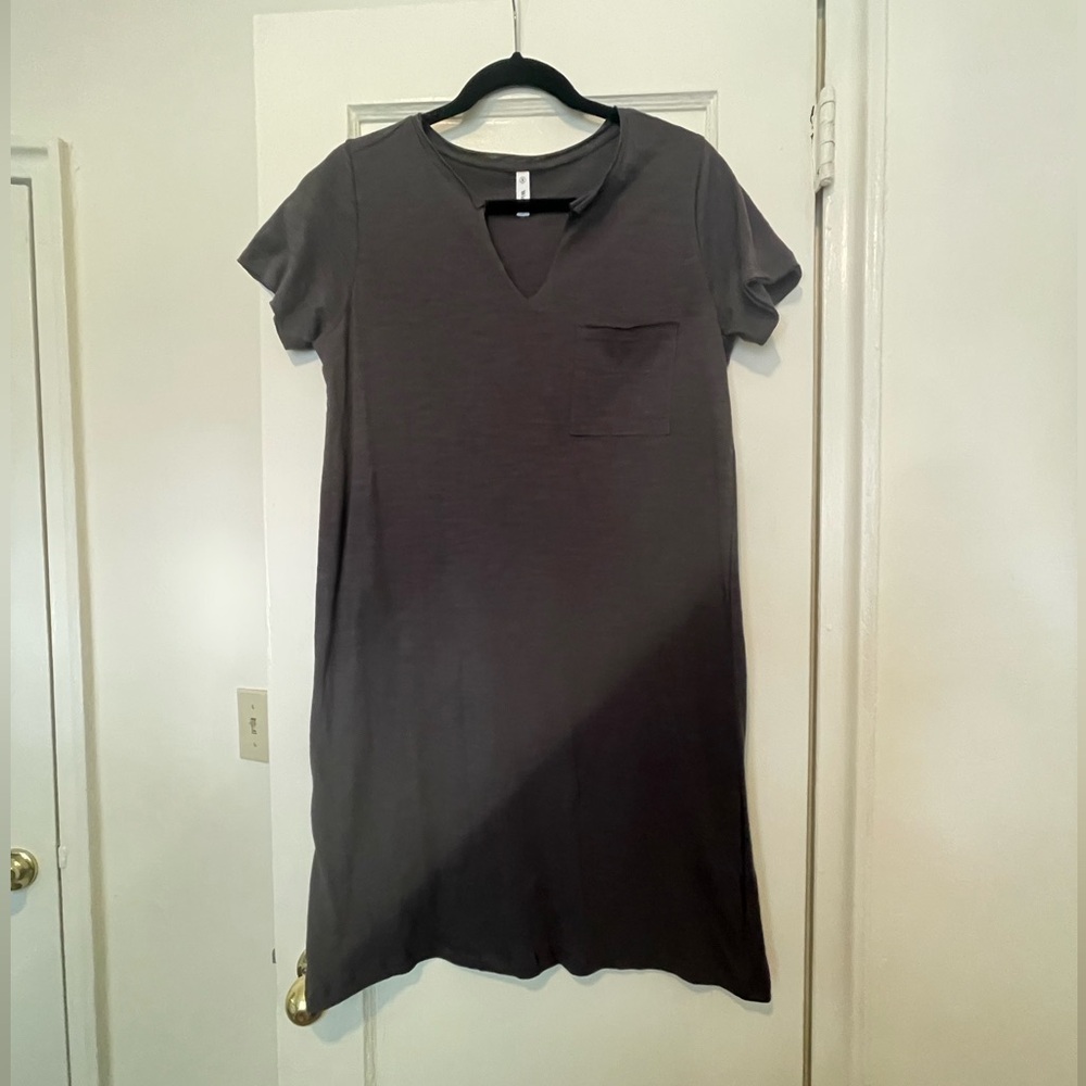 Women’s v-neck short sleeve mini dress with pocket